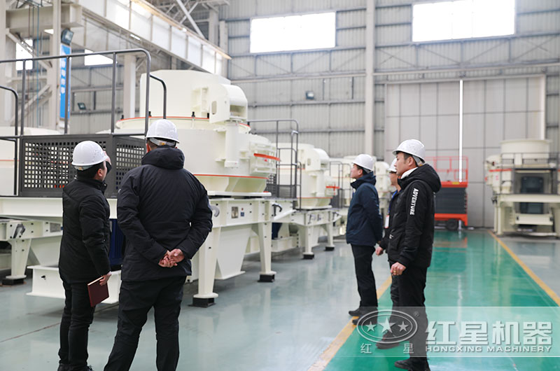 客戶來廠考察機制砂生產(chǎn)線設備