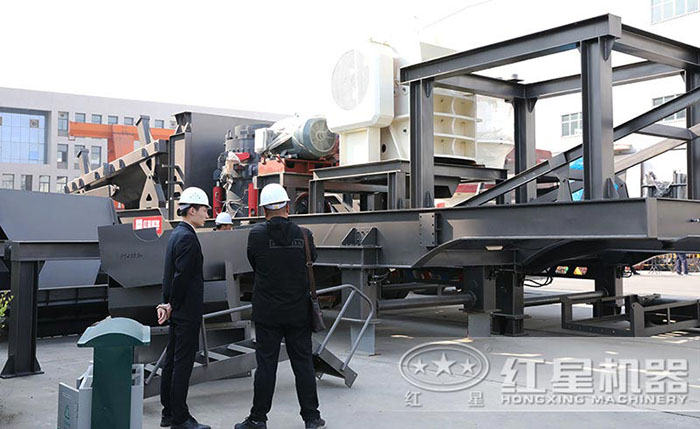 用戶來廠定制可移動破碎機(jī)