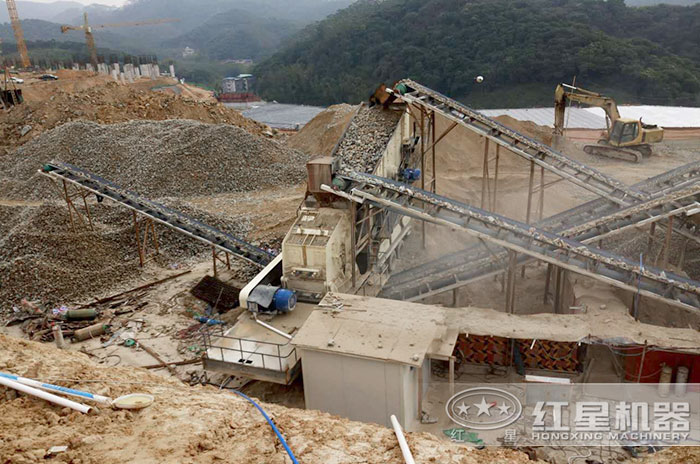 移動(dòng)式破石機(jī)作業(yè)現(xiàn)場（錘破）