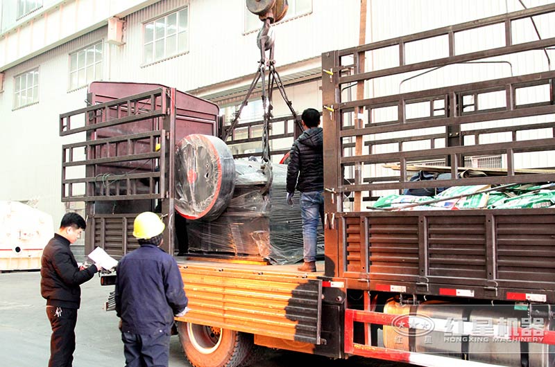 顎式粉碎機(jī)發(fā)貨現(xiàn)場